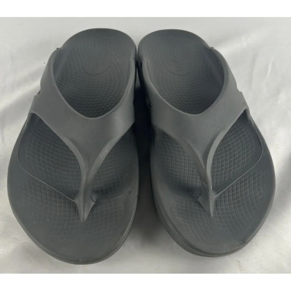 Oofos Gray Flip Flops Recovery Thongs Sandals Womens 8 Mens 6 Comfort Walking